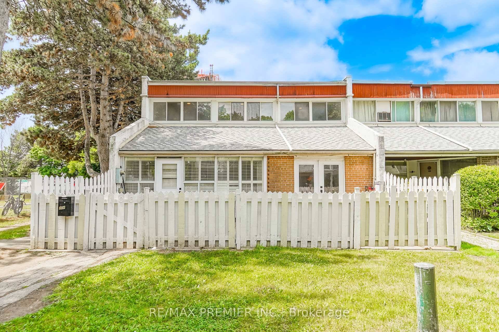 Welcome to this ready to move in townhouse which sparkles !