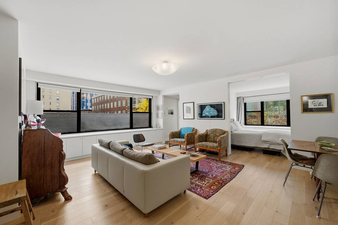 This triple mint one bedroom, one bathroom residence at 1065 Park Avenue is filled with all day sunlight and charming treetop views thanks to its open southern and eastern exposures.