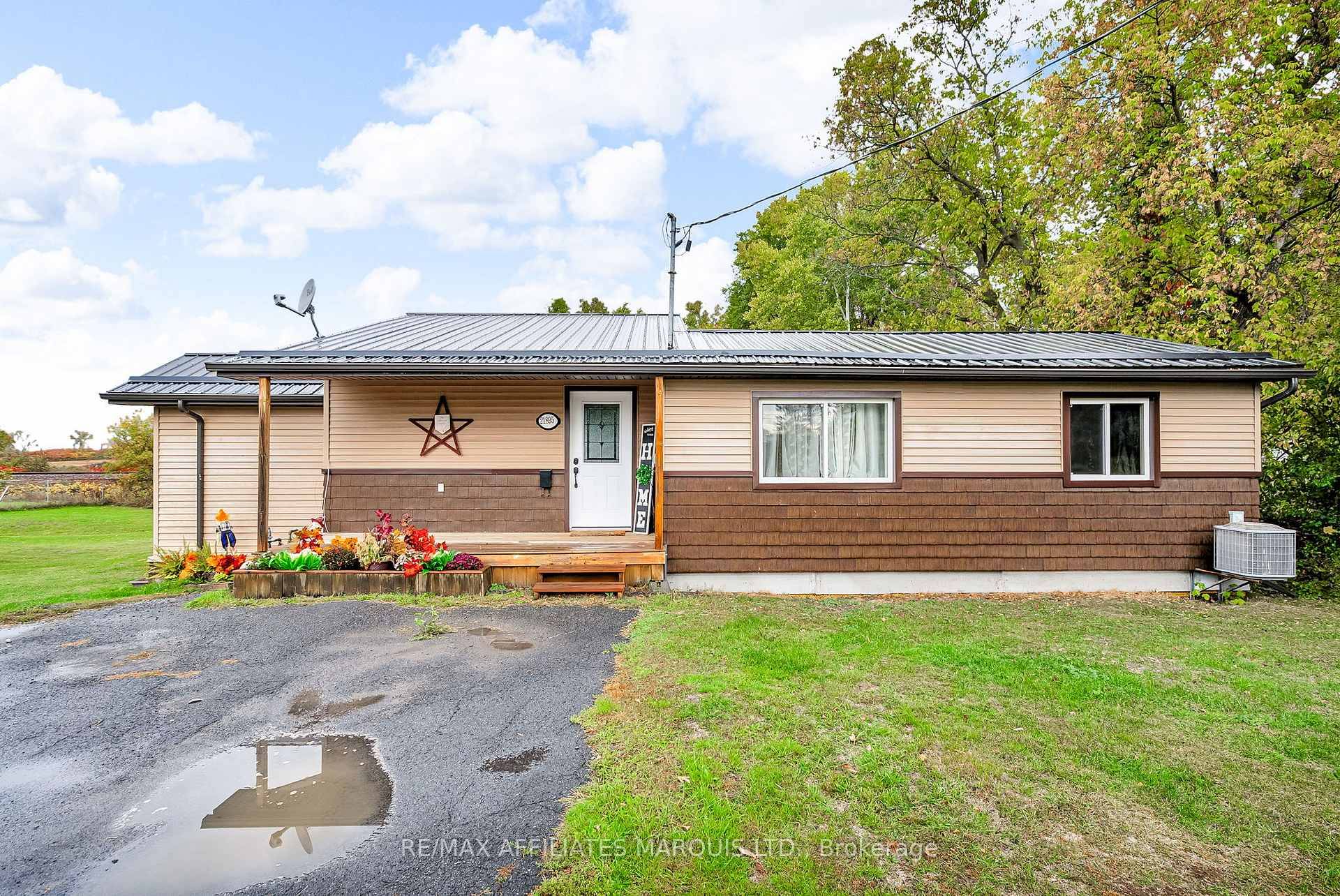 New Listing21895 Seguin Mill StGlen RobertsonAsking 349, 900An affordable and well maintained home thats perfect for a small family just starting out or anyone looking to downsize.