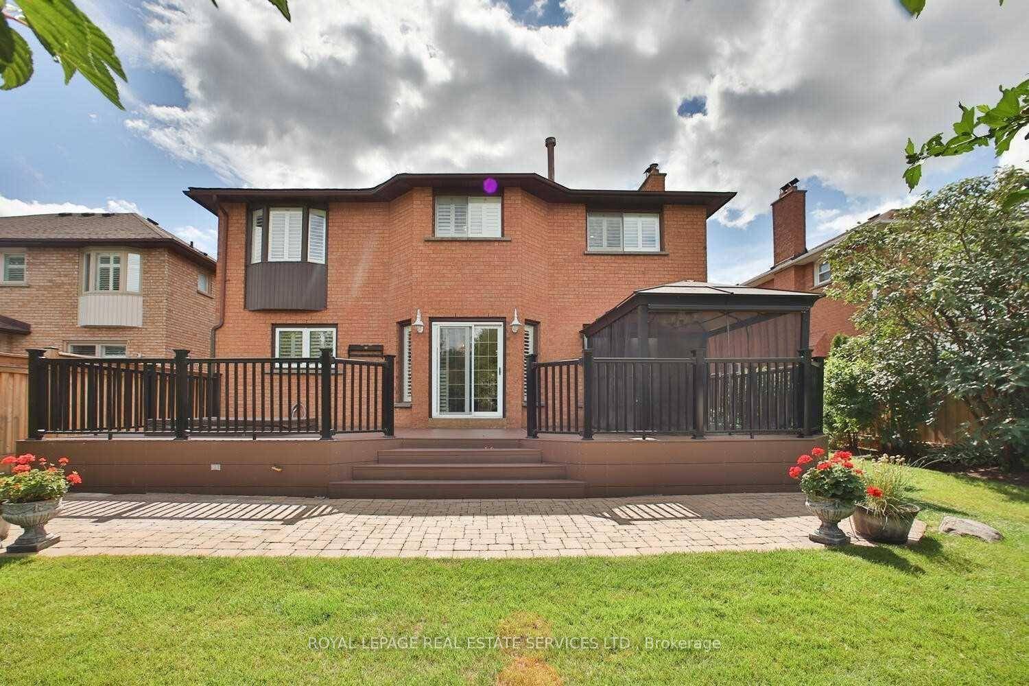 Welcome to this newly built, never lived in 2 bedroom lower level suite in an executive home located in one of Oakvilles most desirable neighborhoods.