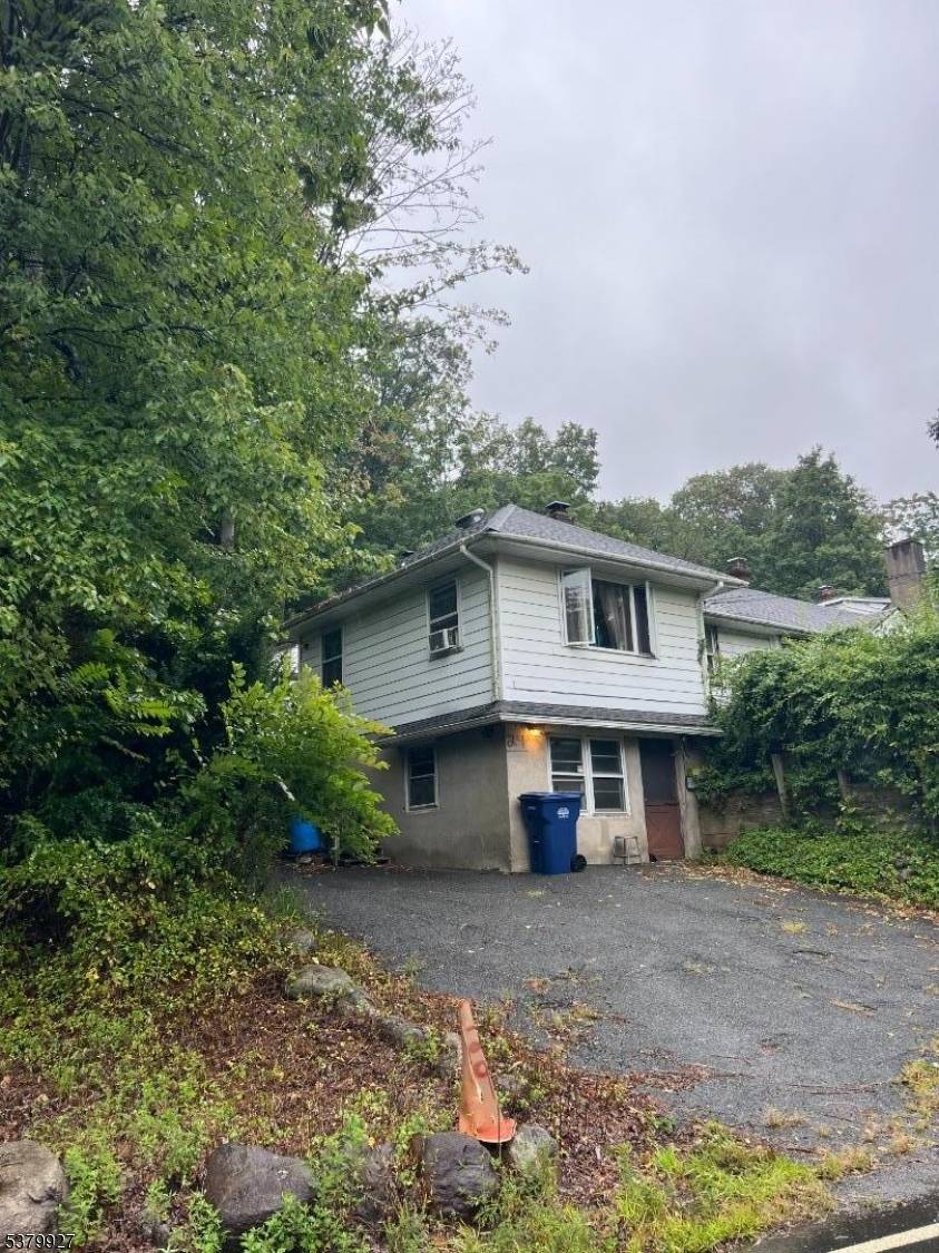 A very unique opportunity for a fix er upper in a super hot town with prime lot location having woods and wildlife in the rear yard and a dreamy view ...