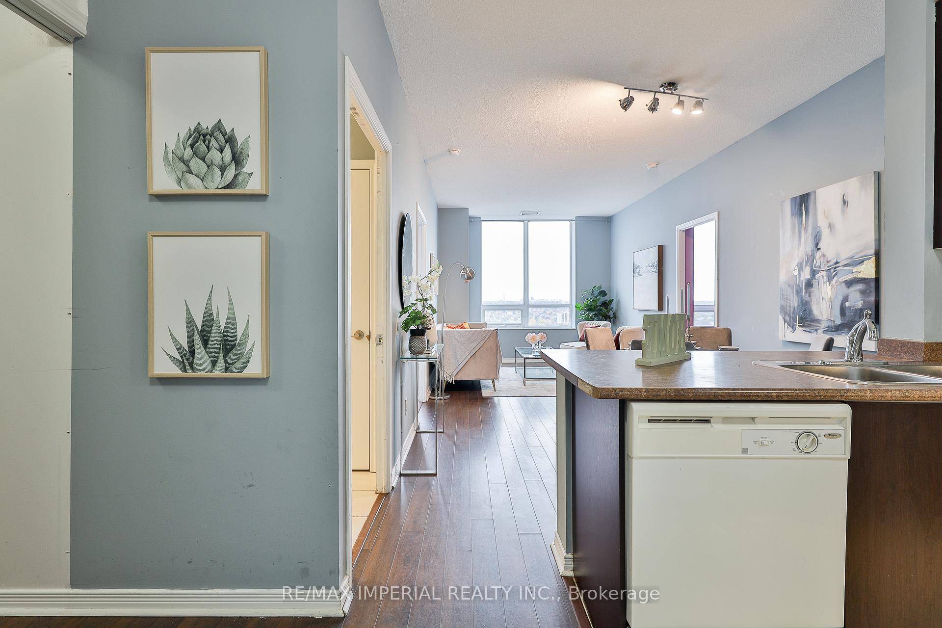 Penthouse Suite in the Heart of Junction Area.
