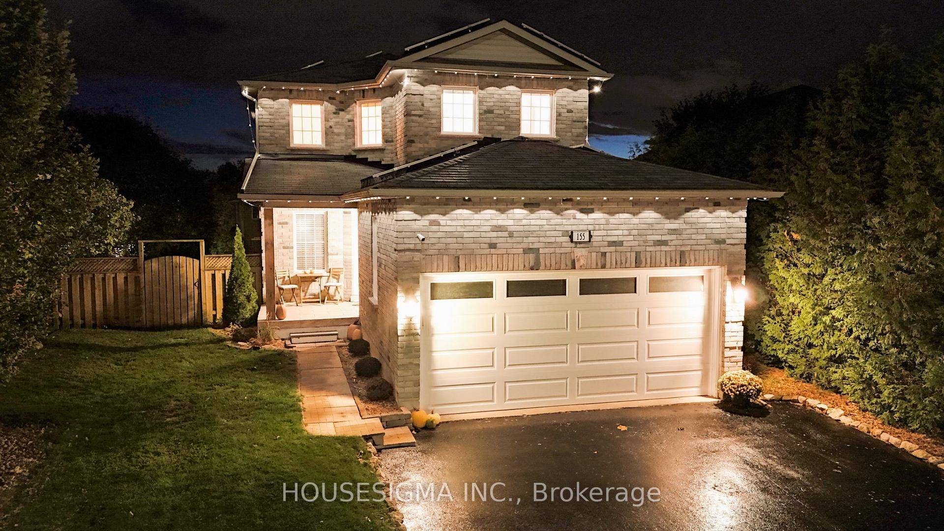 Beautifully Maintained Home in a Highly Desirable Family Friendly Neighbourhood Welcome to this move in ready 3 bedroom, 3 bathroom home nestled in a sought after community surrounded by top ...