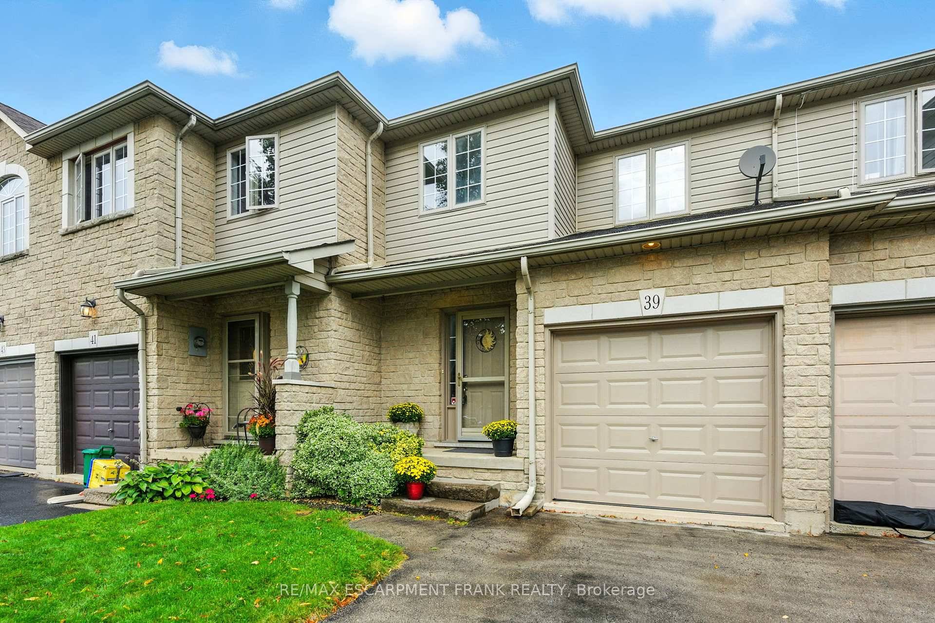Beautiful Freehold Townhouse in a Highly Sought After Ancaster Neighbourhood !