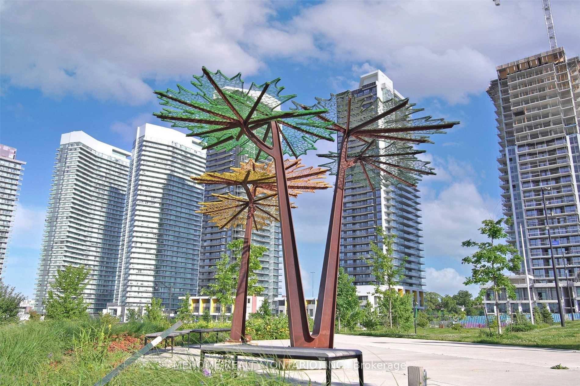 Spectacular 3 bedroom, 2 bathroom suite on the 28rth floor of the luxurious Saisons building in Concord Park Place, price include parking and Locker.