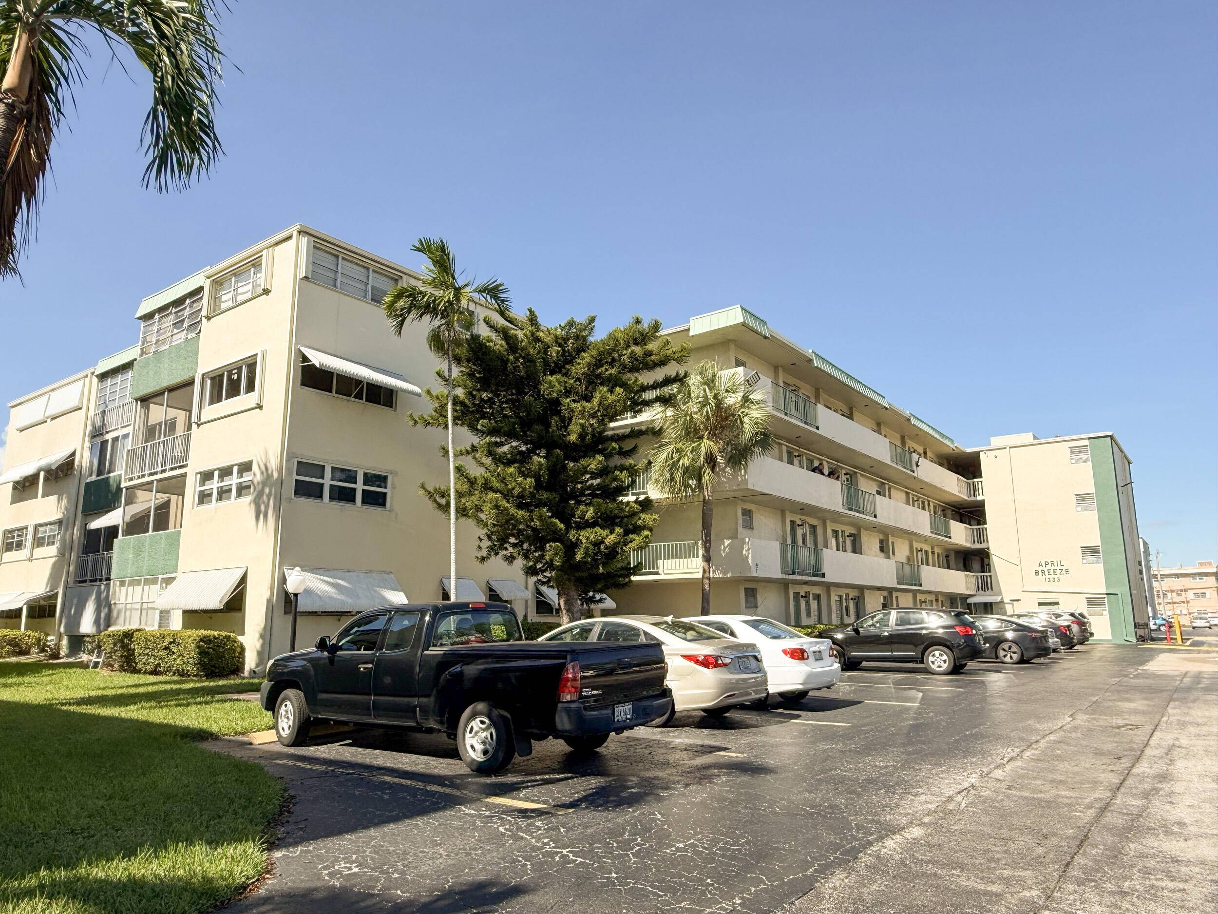 Come and live in this very well kept, tranquil and serene atmosphere community in a very desirable area in the heart of Hallandale Beach, close distance from the beach, restaurants, ...