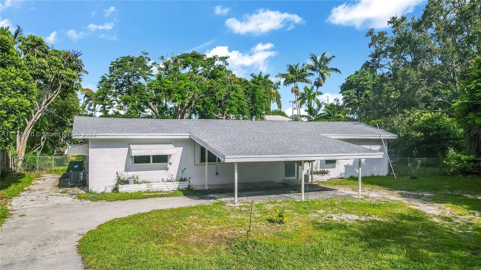 Palmetto Bay Beauty in a quiet dead end street neighboring two empty lots.