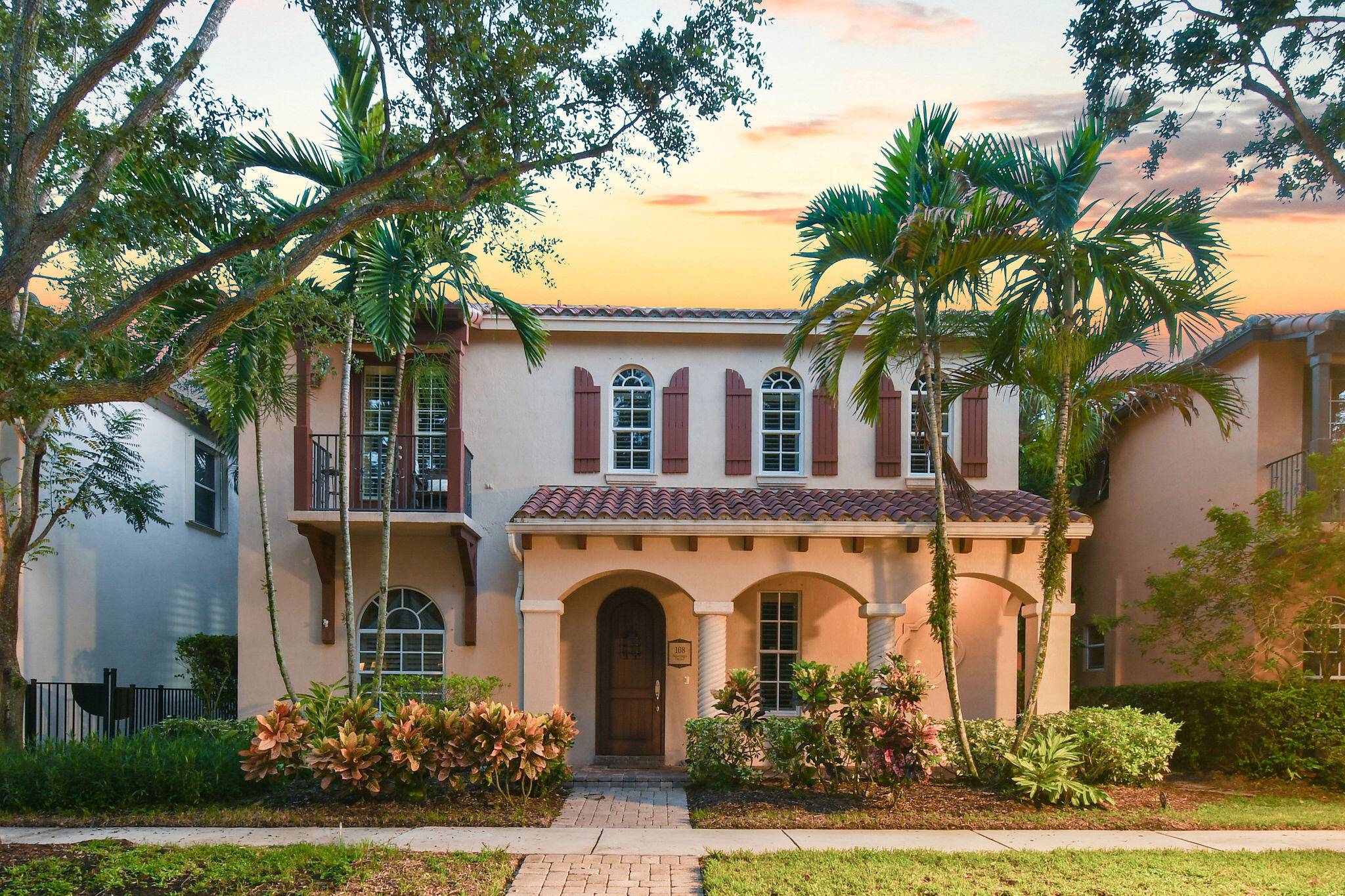 Beautiful 5BR 4. 5BA Mediterranean in the beautiful community of Valencia at Abacoa with a dedicated office or first floor 6th bedroom and 3, 618 SF of living space.