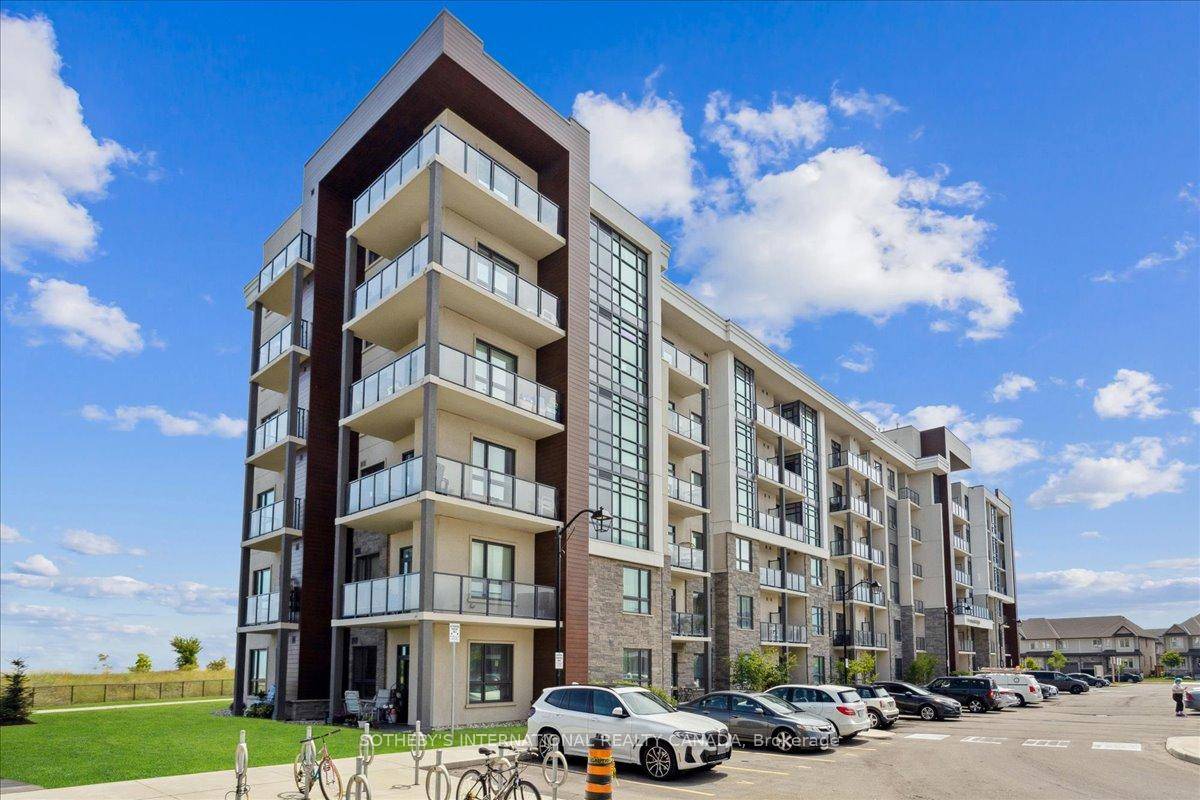 Welcome to this exclusive penthouse featuring un interrupted lake views !