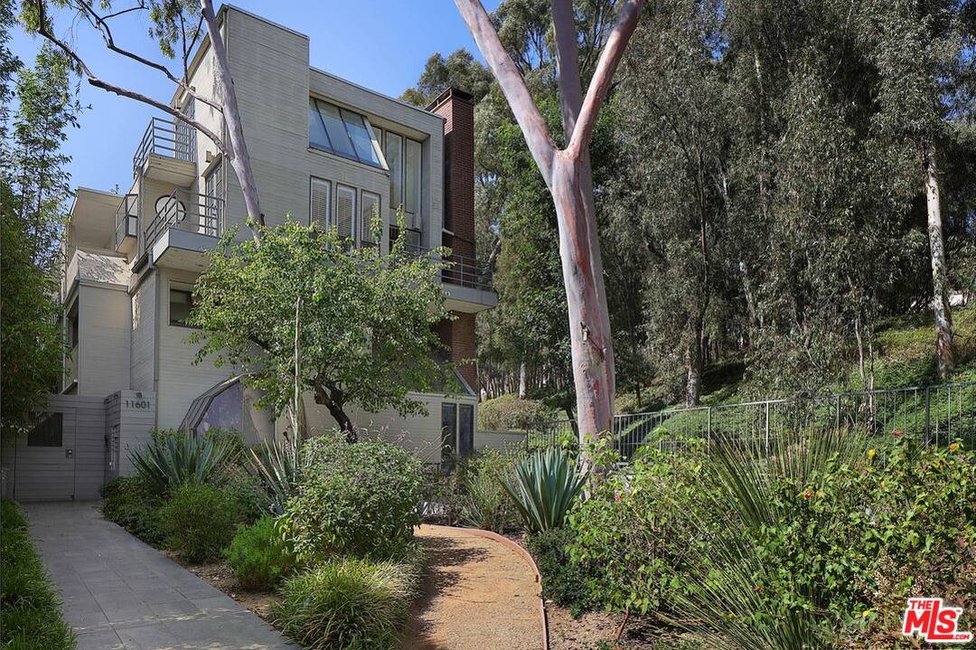 11601   Montana Ave 2BR Brentwood La