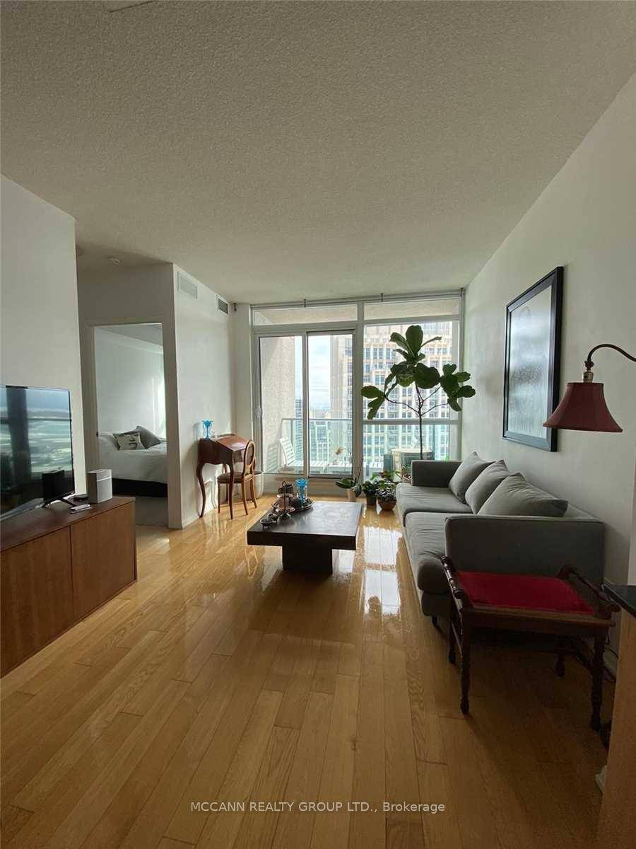Welcome to this Beautiful One Bedroom Den With Fantastic View of the City And Lake !