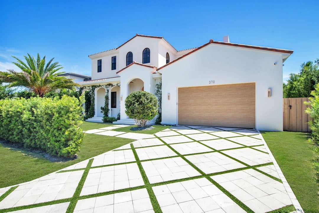 Uber chic and effortlessly cool, this modern Mediterranean residence combines refined design with a warm, livable feel.