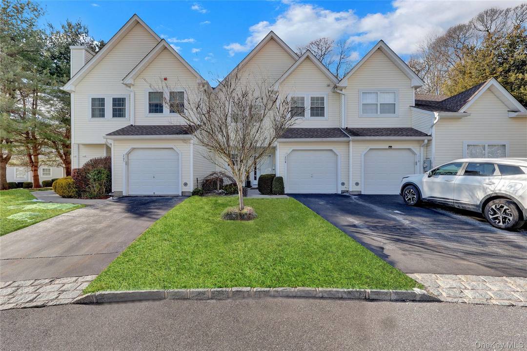 Welcome to The Lakes in East Setauket 204 Eric Drive E.