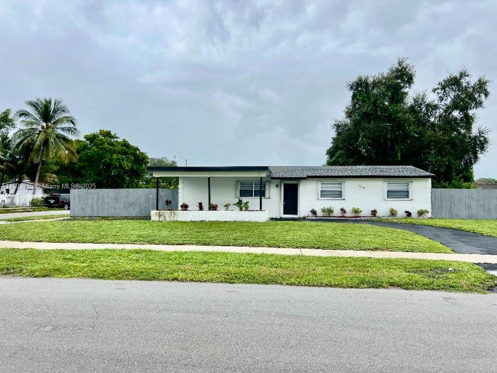 Prime Miami Gardens location with a brand new roof !