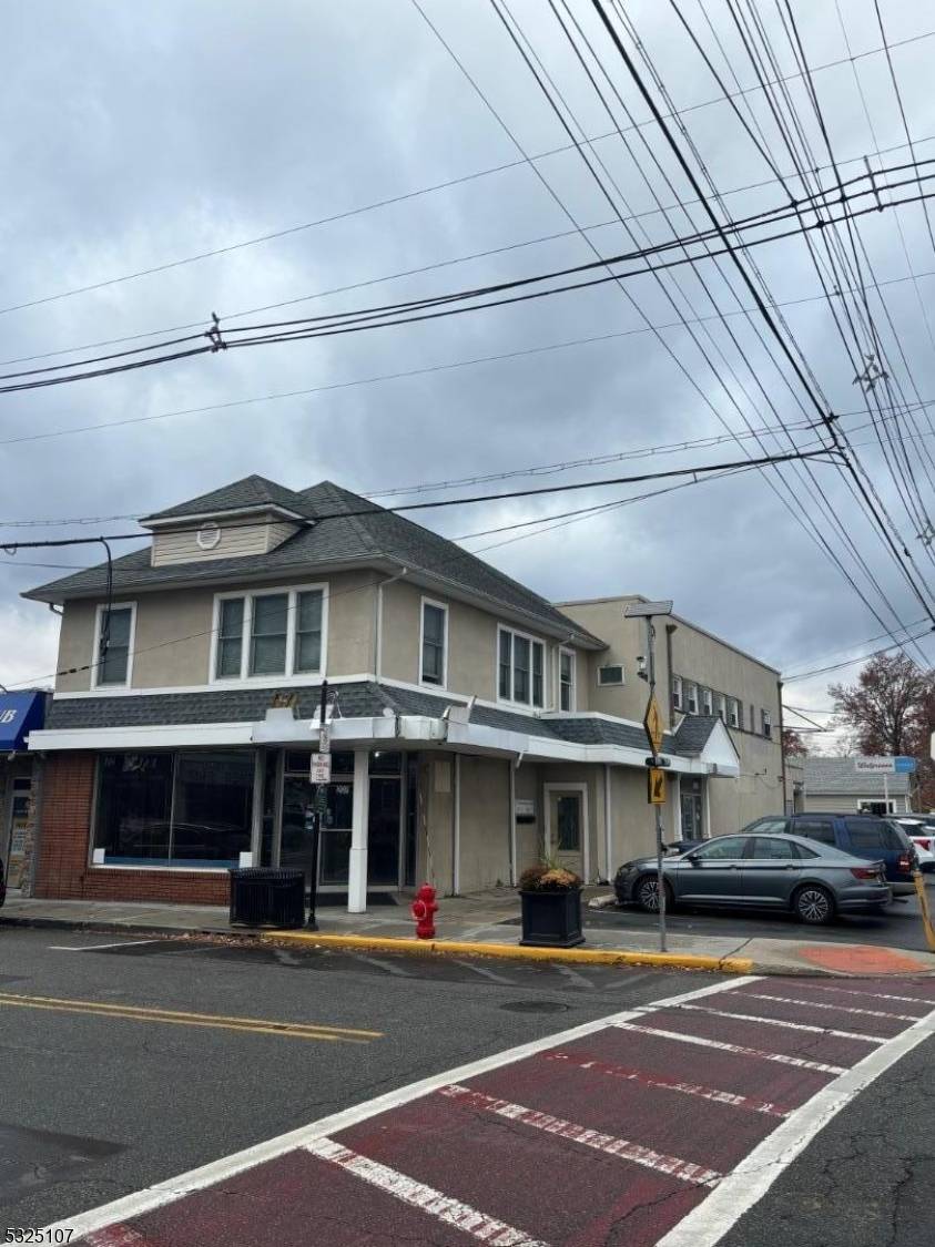 Amazing mixed use building located in the center of town.