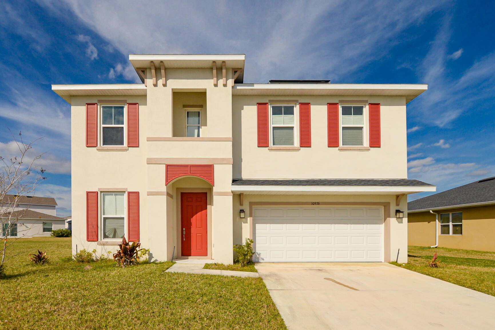 This stunning 4 bed, 2. 5 bath home in Crosstown Commons blends modern elegance with energy efficiency.