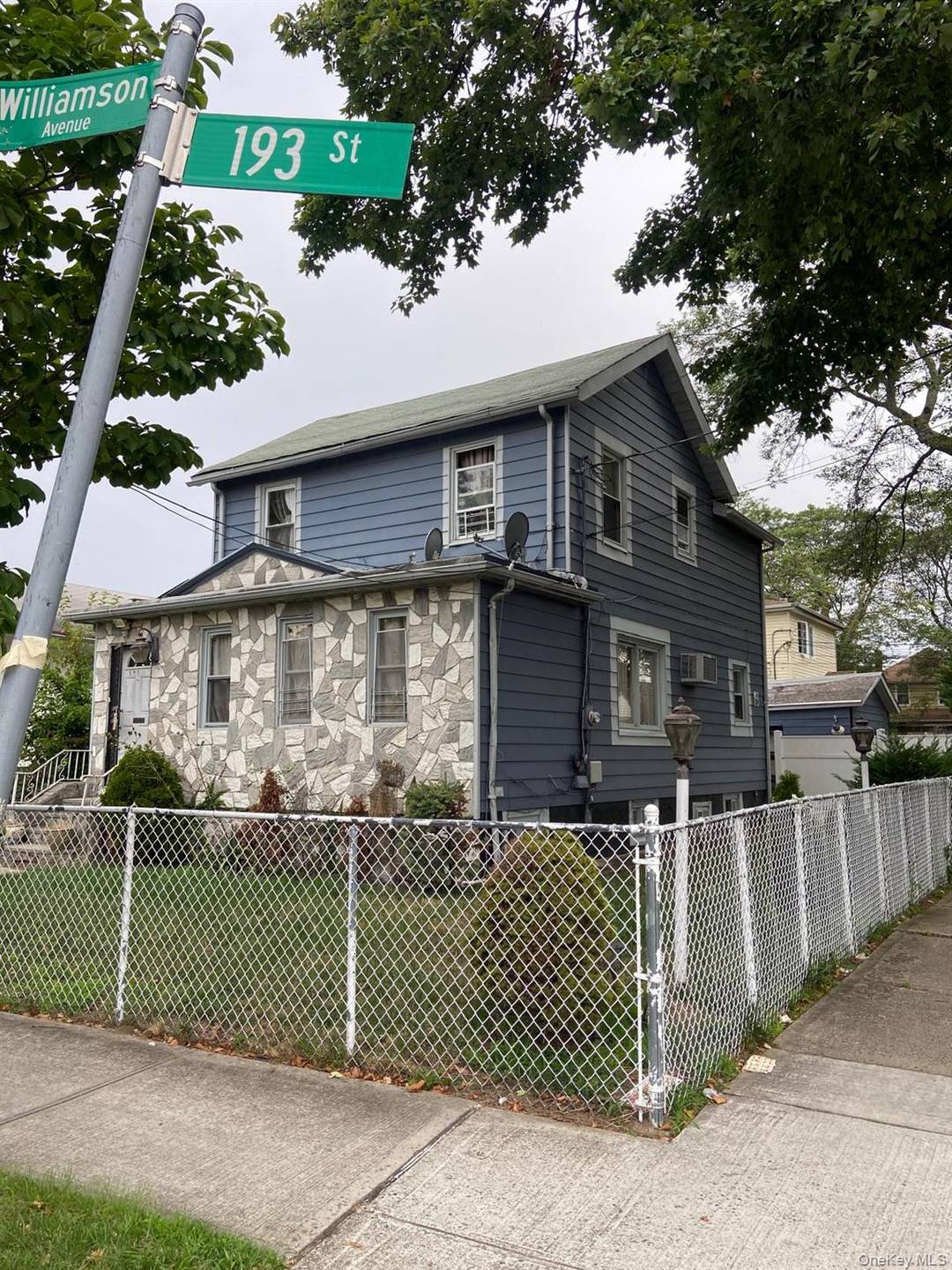 Come and make this single family your home, located in the heart of St Albans close transportation, parks, schools, shopping area, restaurants, Highways.