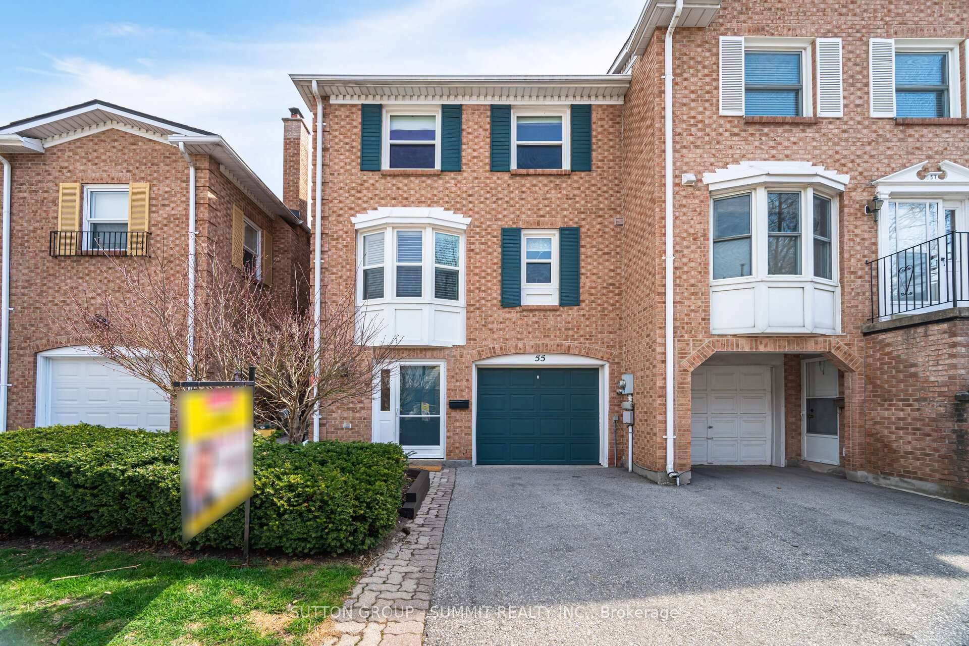 Welcome to 55 Confederation Way in prestigious Olde Thornhill !