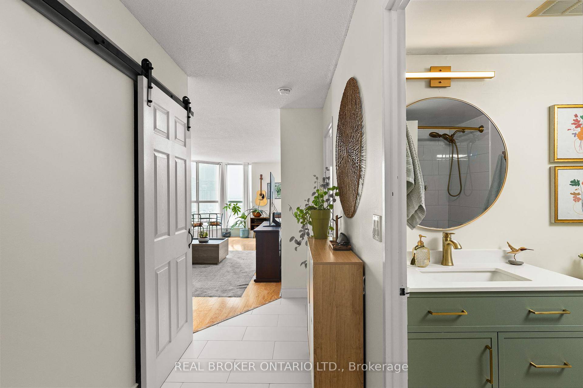 This beautifully updated 1 bed den, 1 bath condo offers south west exposure with fantastic views of Kempenfelt Bay, the marina, and downtown Barrie.