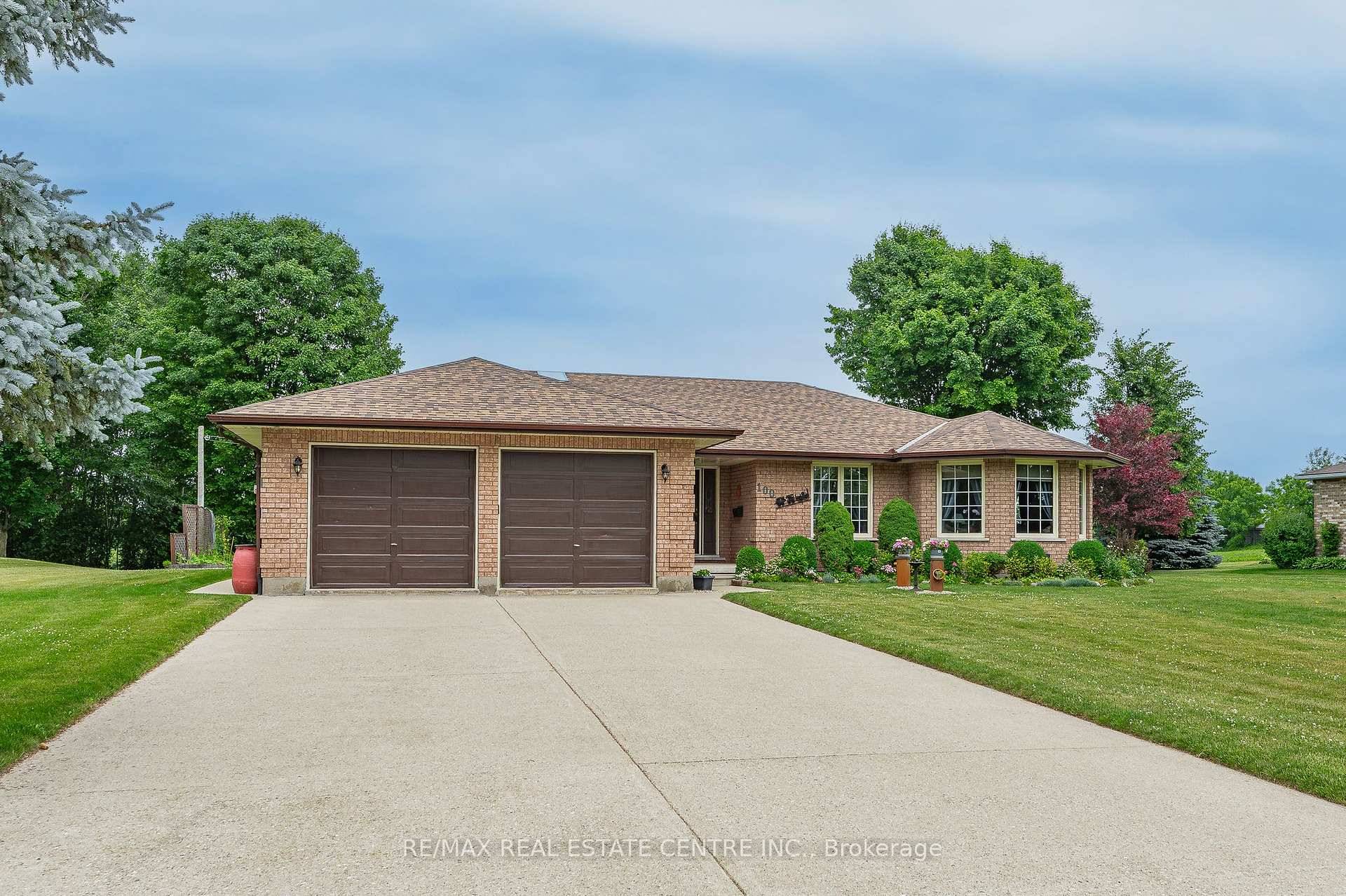 RemarksPublic Welcome Home to this stunning custom built bungalow offering over 3, 300 square feet of finished living space, nestled on a beautifully landscaped Large lot in a quiet, central ...