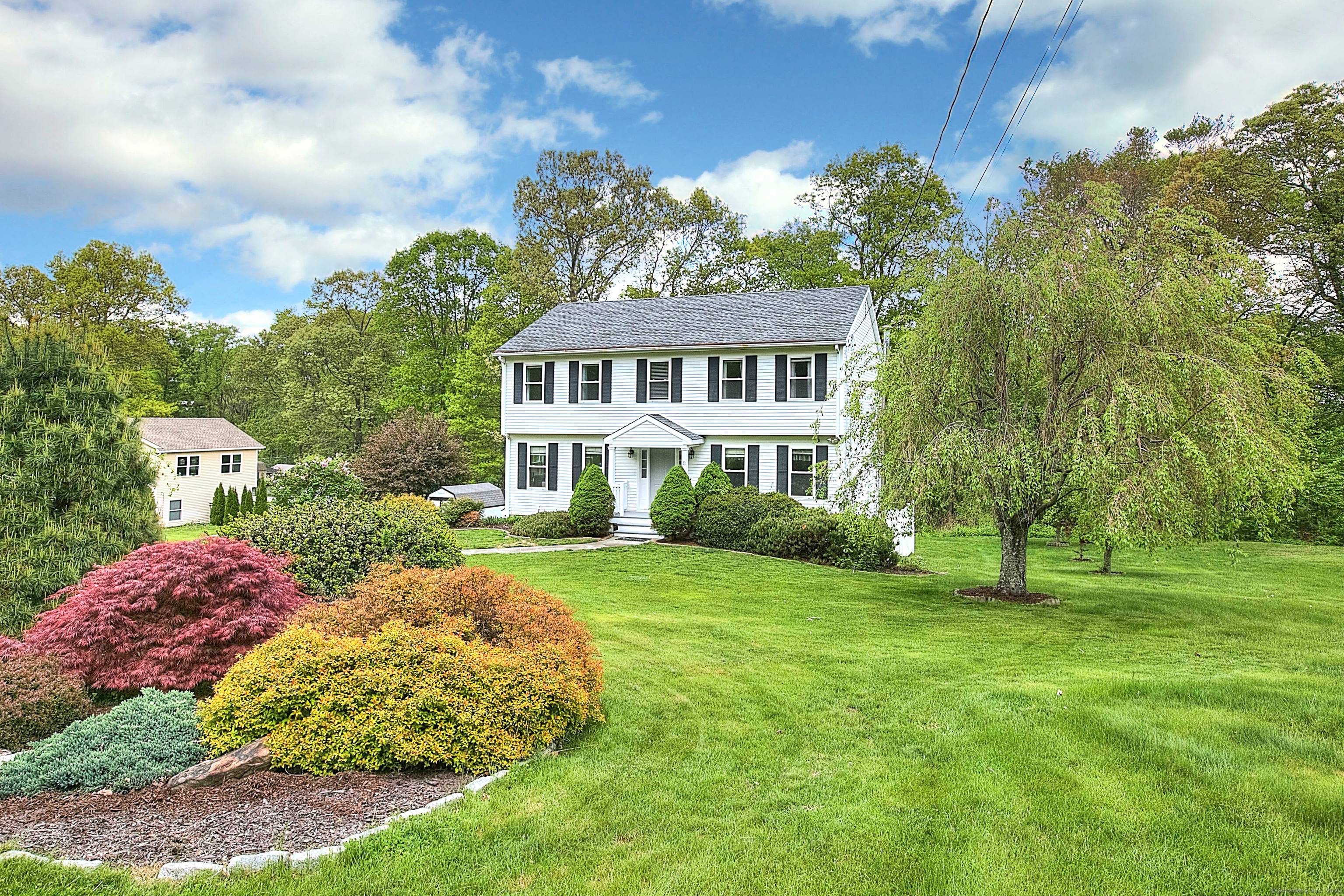 Welcome to the highly sought after Great Hill section of Seymour !