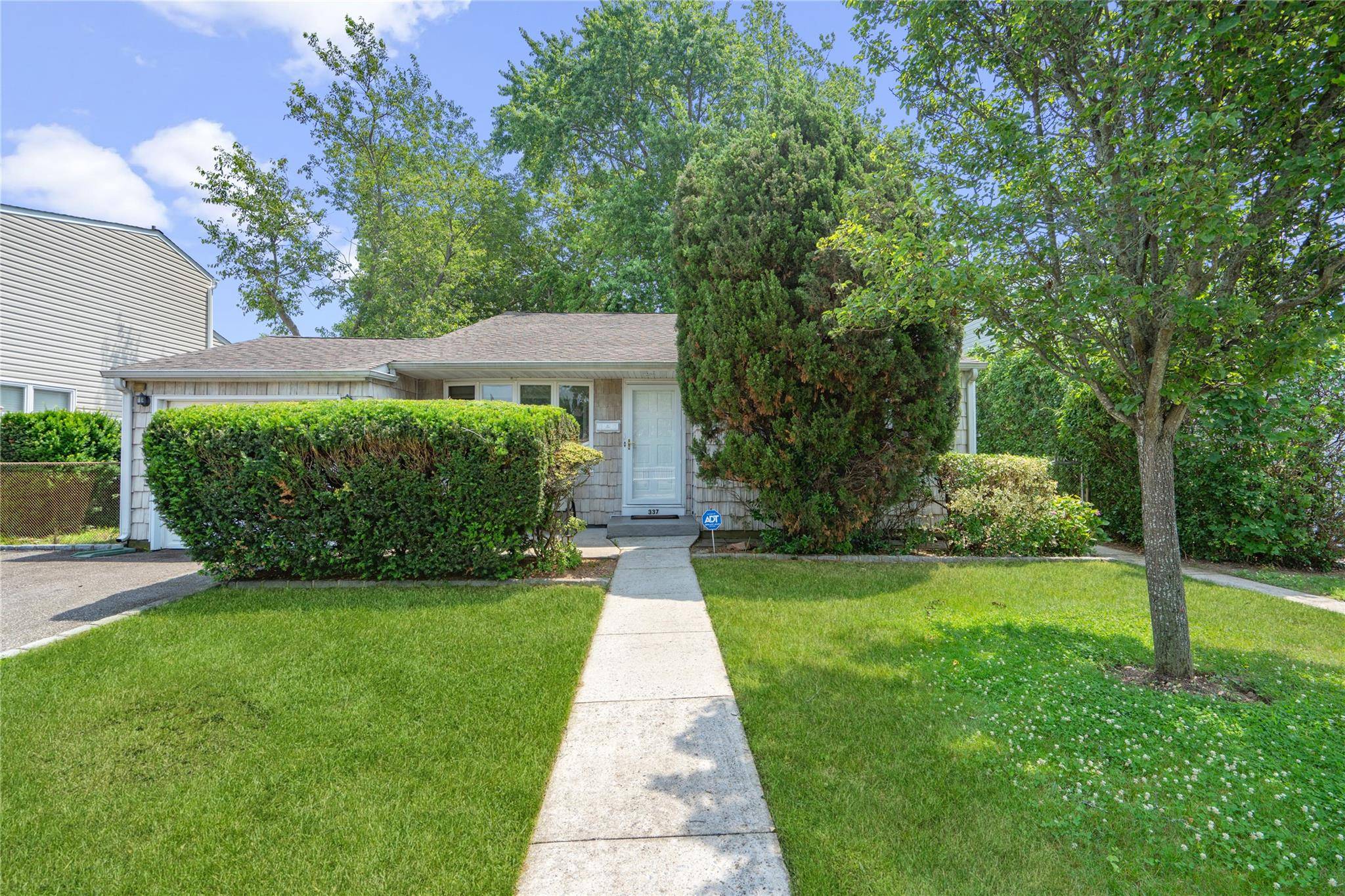 Charming Front to Back Split in the Heart of Massapequa Park Located in the desirable Village of Massapequa Park and served by the sought after Massapequa School District, this well ...