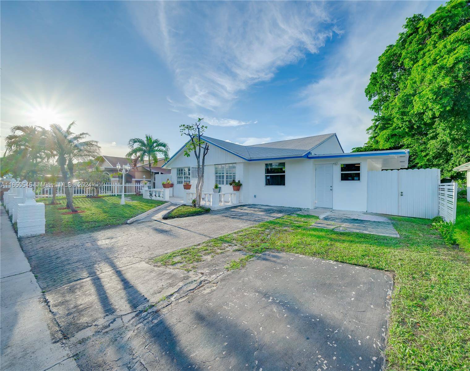 PRICED TO SELL ! ! Beautiful 4 bedrooms and 1.
