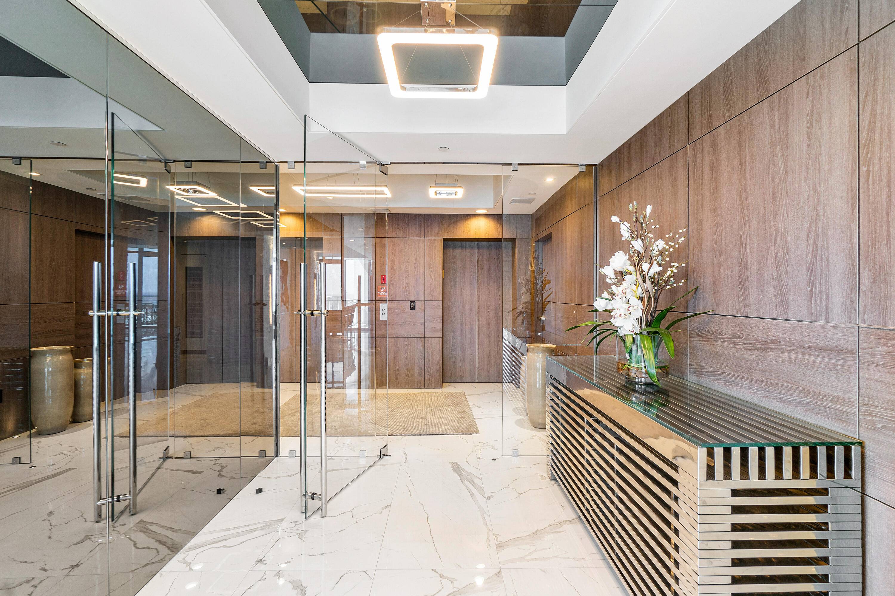 Queen of The Skies. Welcome to PH2804 in the luxurious Diplomat Oceanfront residences !