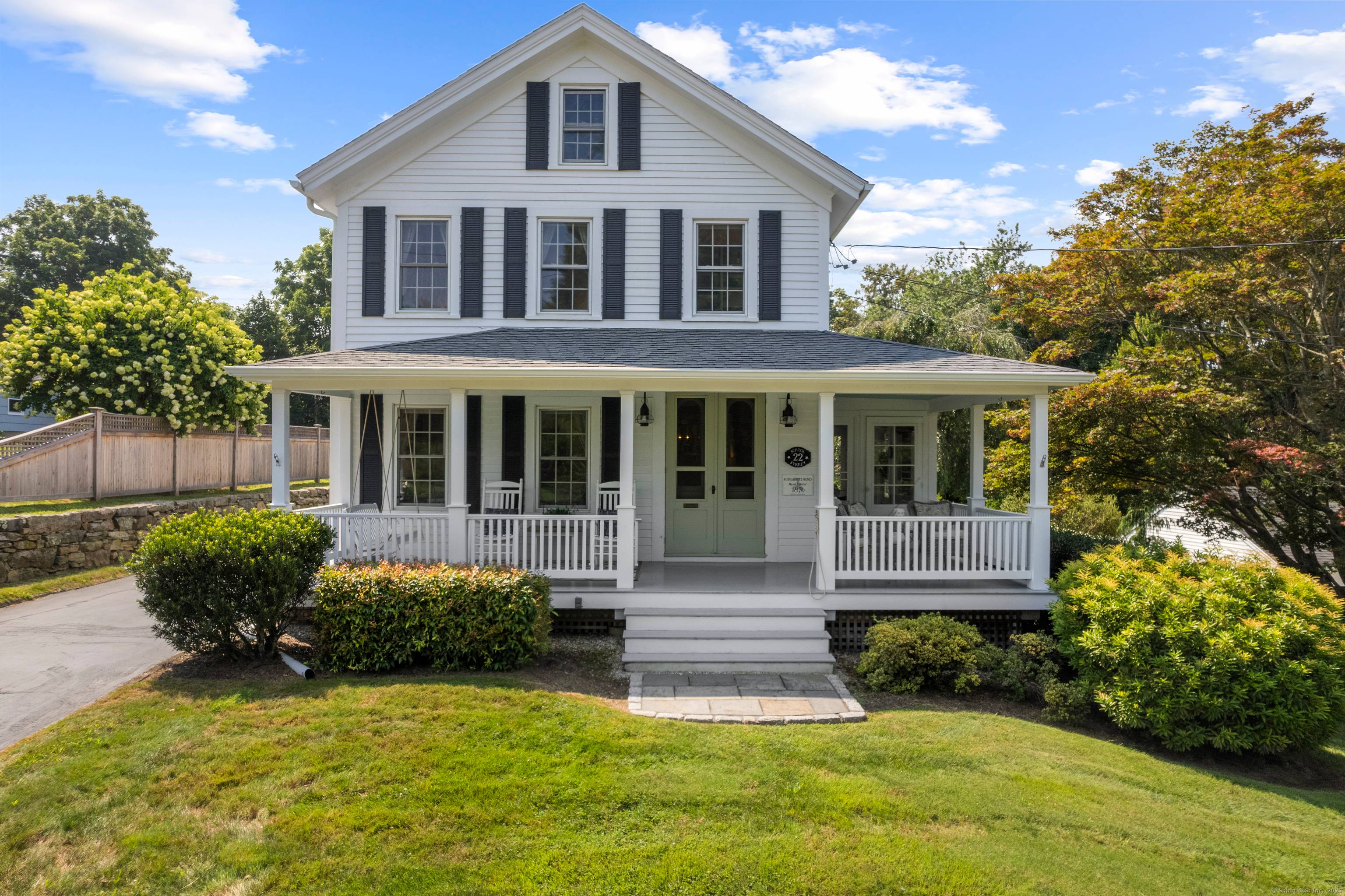 Reserve your summer 2026 accommodation at the distinguished Farmhouse in Downtown Mystic, available for monthly rental from June through August.