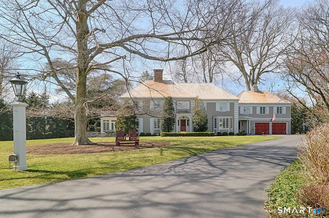 HOLISTIC HEALTH LUXURY RETREAT Restoration and longevity await at this oasis of wellness medical grade hyperbaric oxygen chamber, professional infrared therapy bed and sauna.