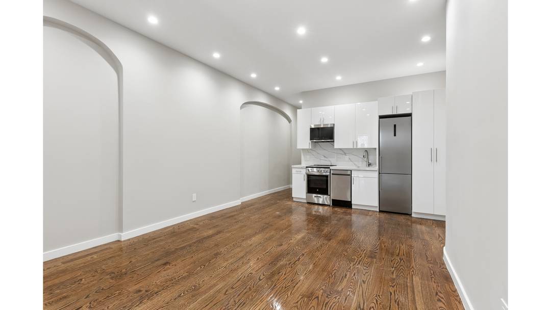 LARGE BRIGHT FOUR BEDROOM 2 BATHROOM in Prime Murray Hill !