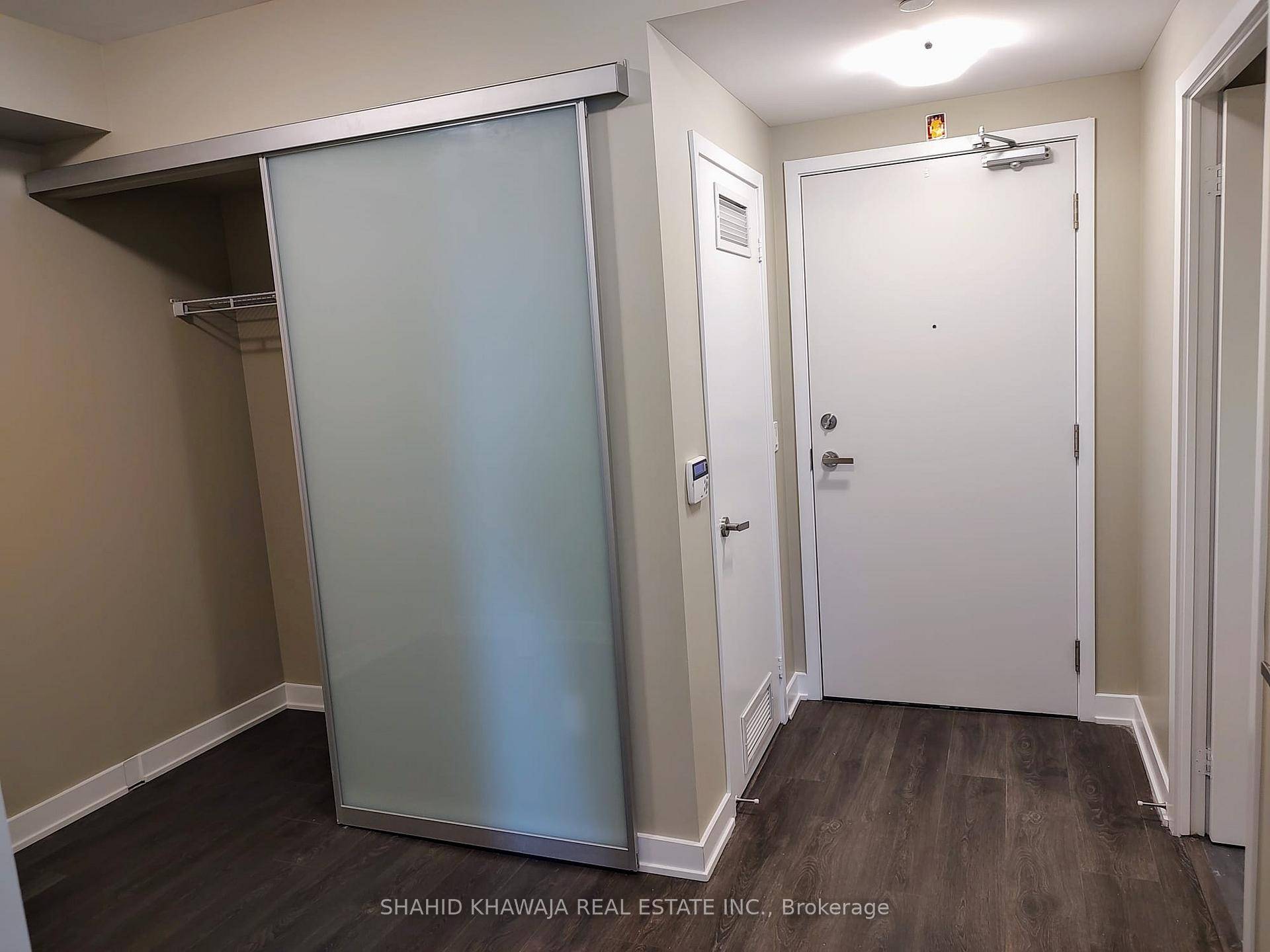 Elegant, A Luxury Contemporary stunning 1 BEDROOM DEN used as 2nd bed unit with 2 WASHROOM.
