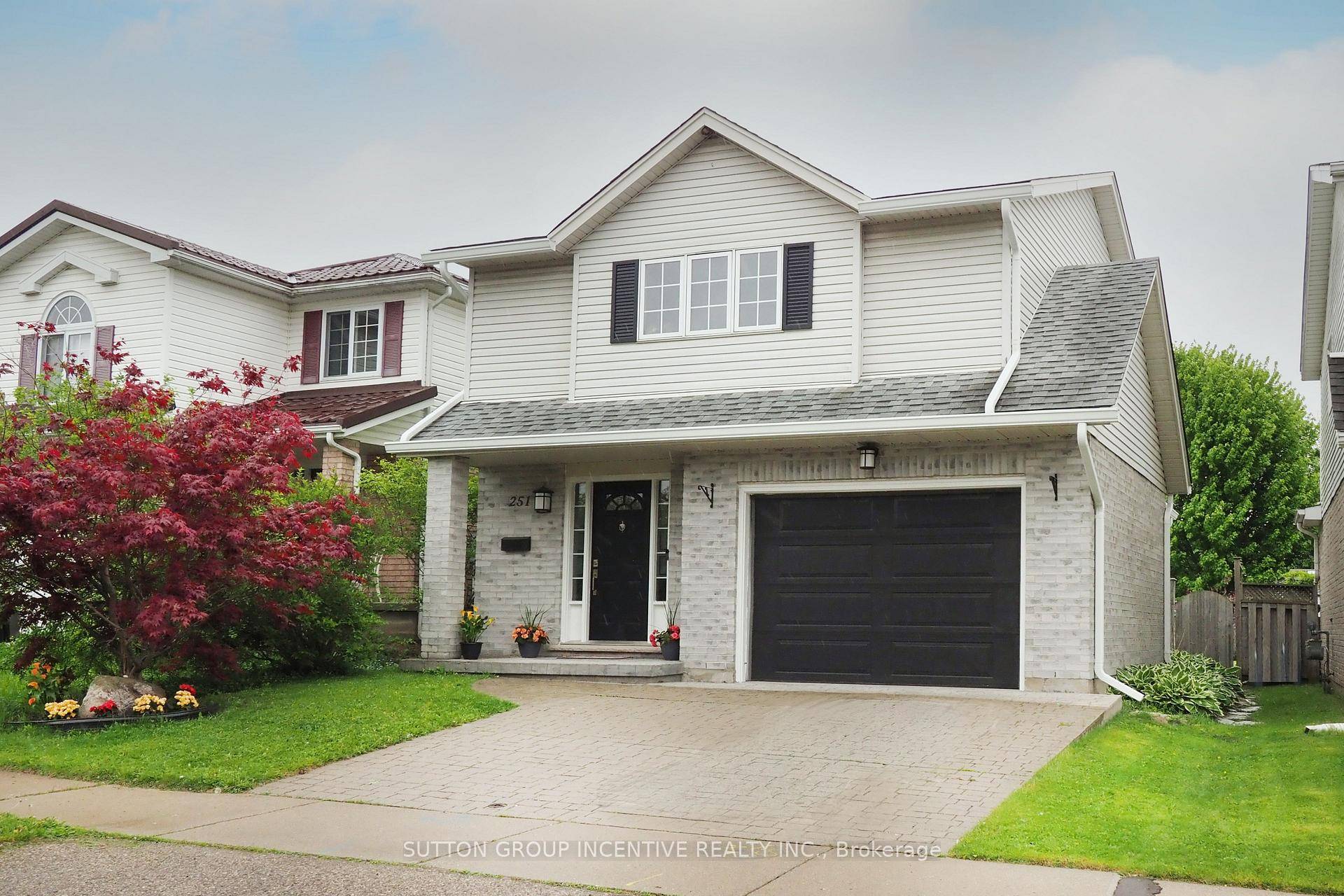 Spacious family living awaits you in this 3 bdr home, conveniently located close to Sunrise Shopping Centre.