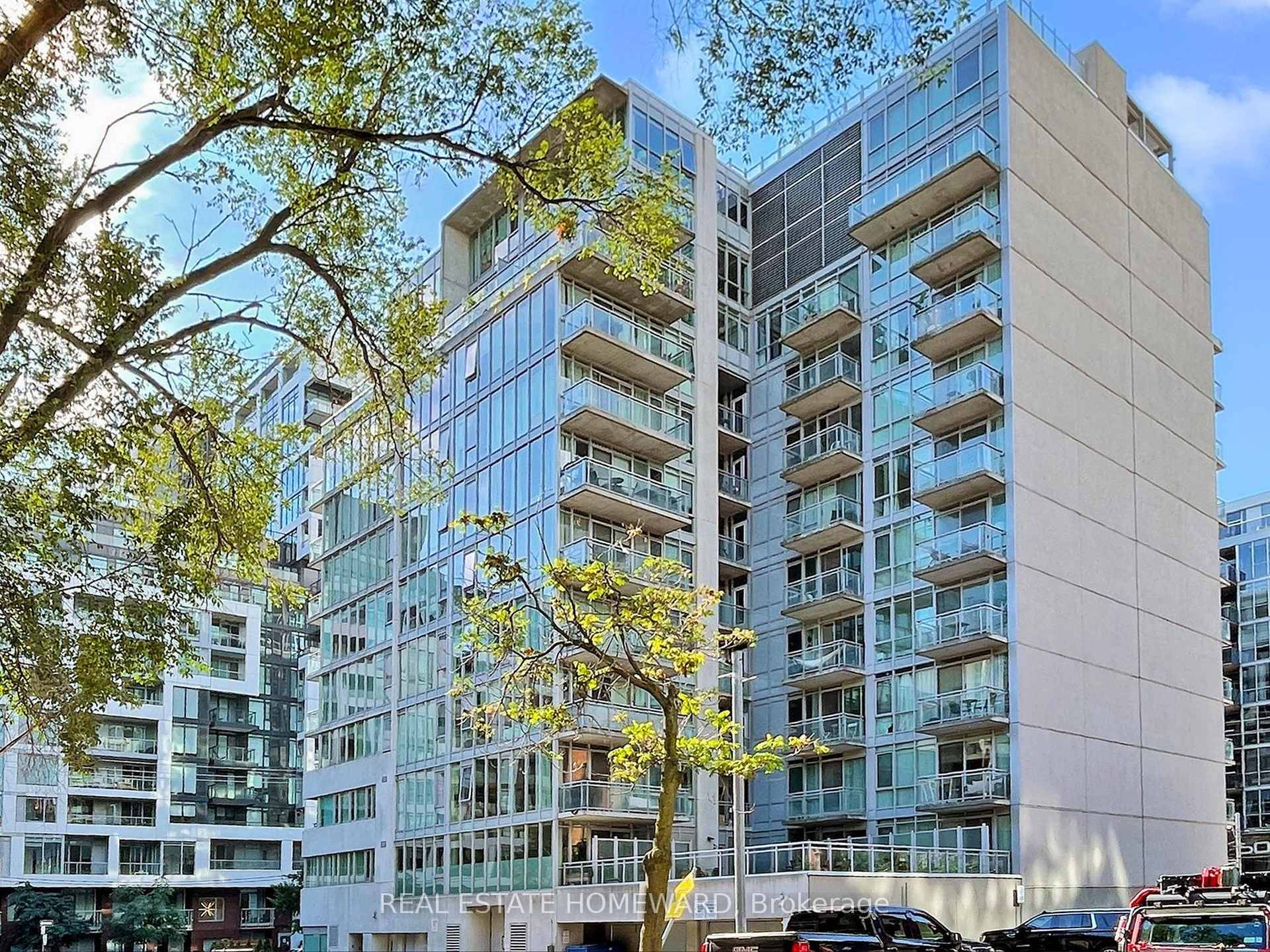 Live Boldly in the Heart of King West !