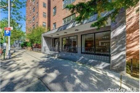 Spacious Studio Apt. with sleeping alcove at Sherwood Village Co Op, a very well maintained building located on a quiet, tree lined street.