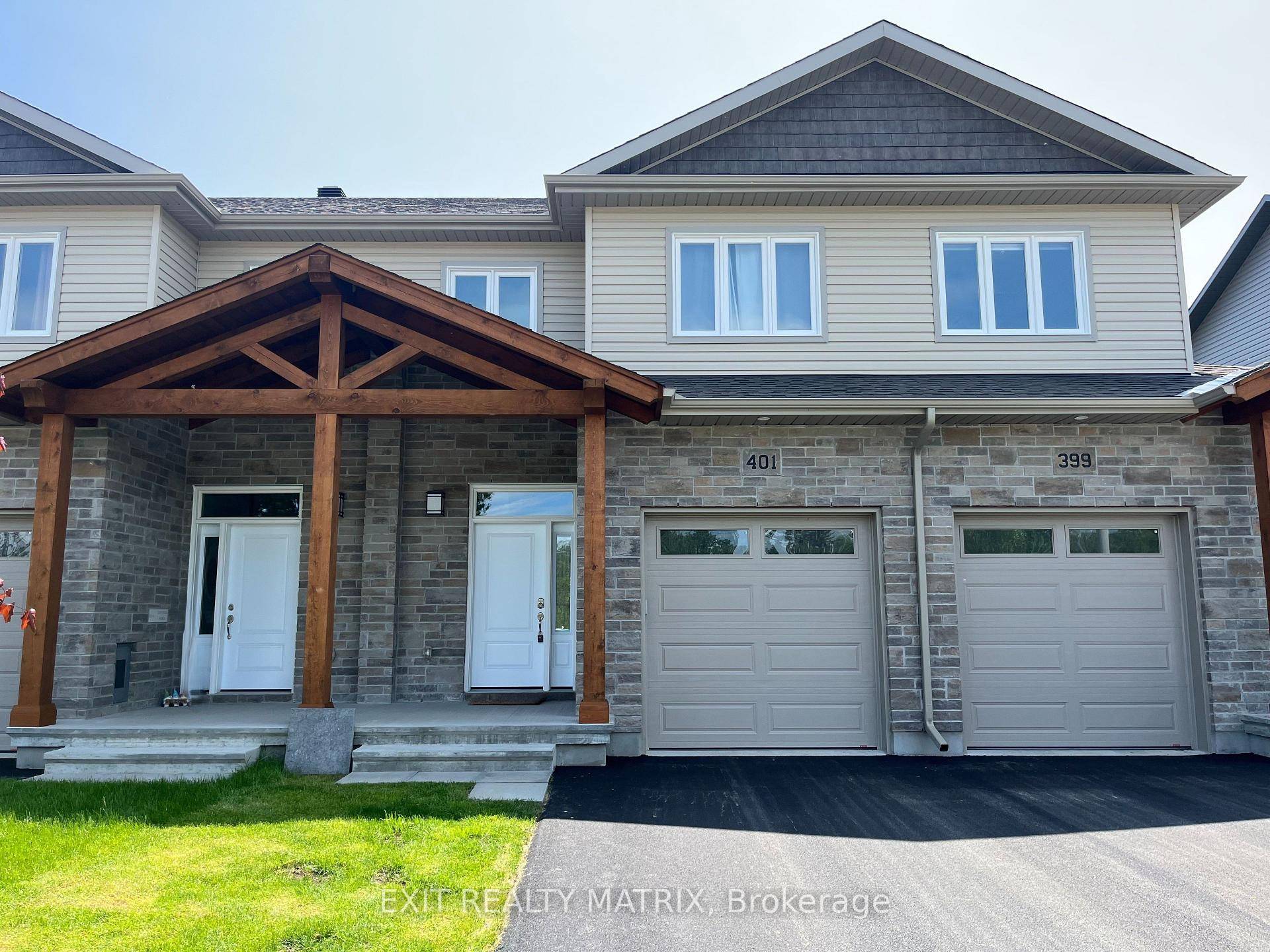 Welcome to this stunning, modern townhome located in one of Embruns most thriving and family friendly communities.