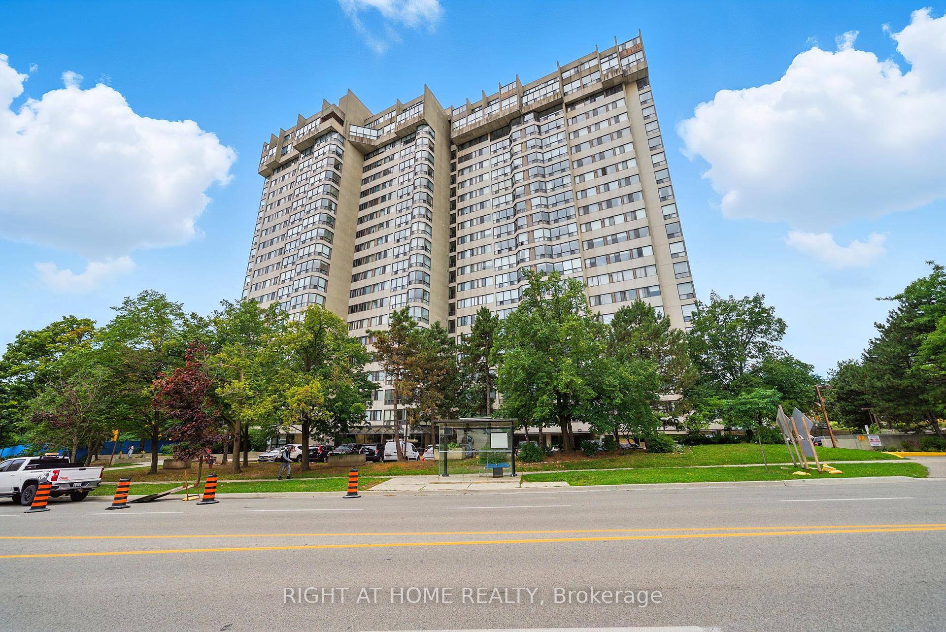 Welcome to your next chapter in the heart of Mississauga !