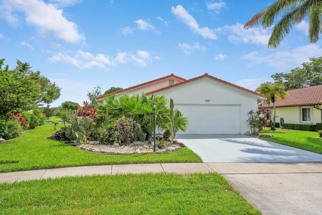 8421 Bonita Isle Drive, Lake Worth, FL Lake Sherbrooke Welcome to your opportunity to live lakefront in the desirable gated community of Lake Sherbrooke !