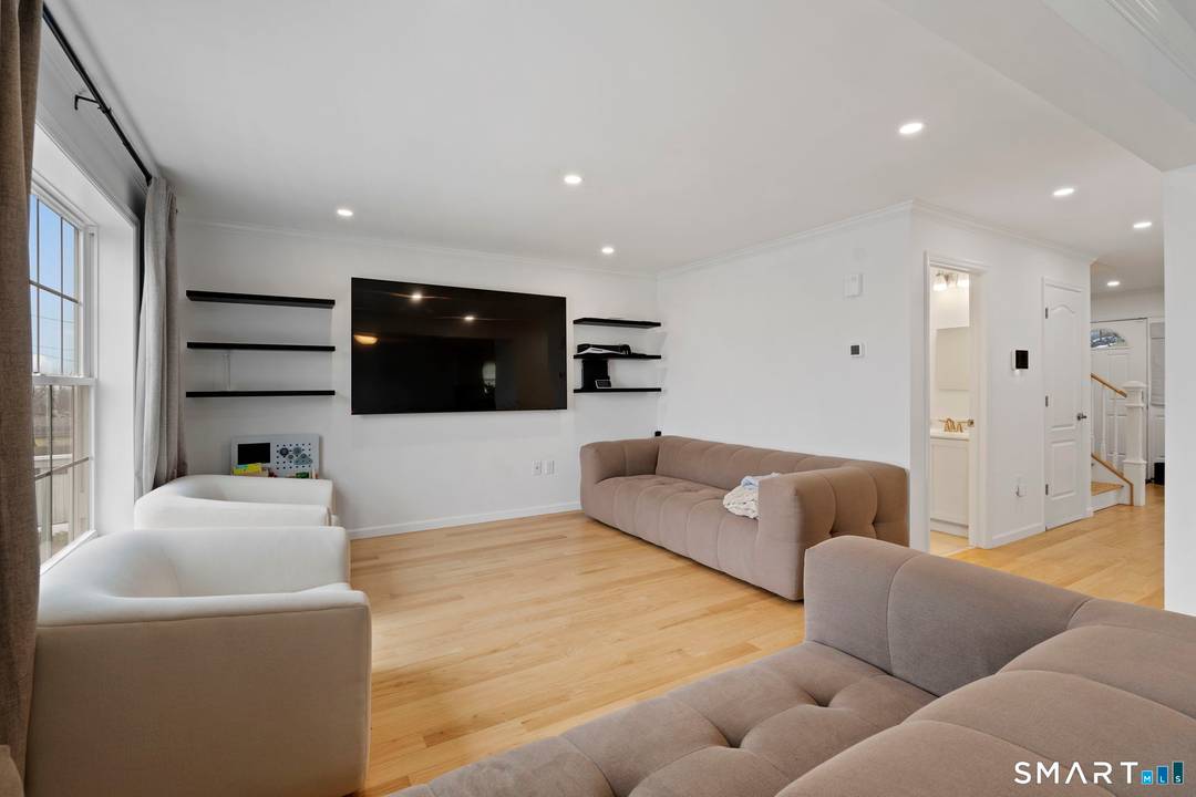 This beautiful colonial is the perfect home !