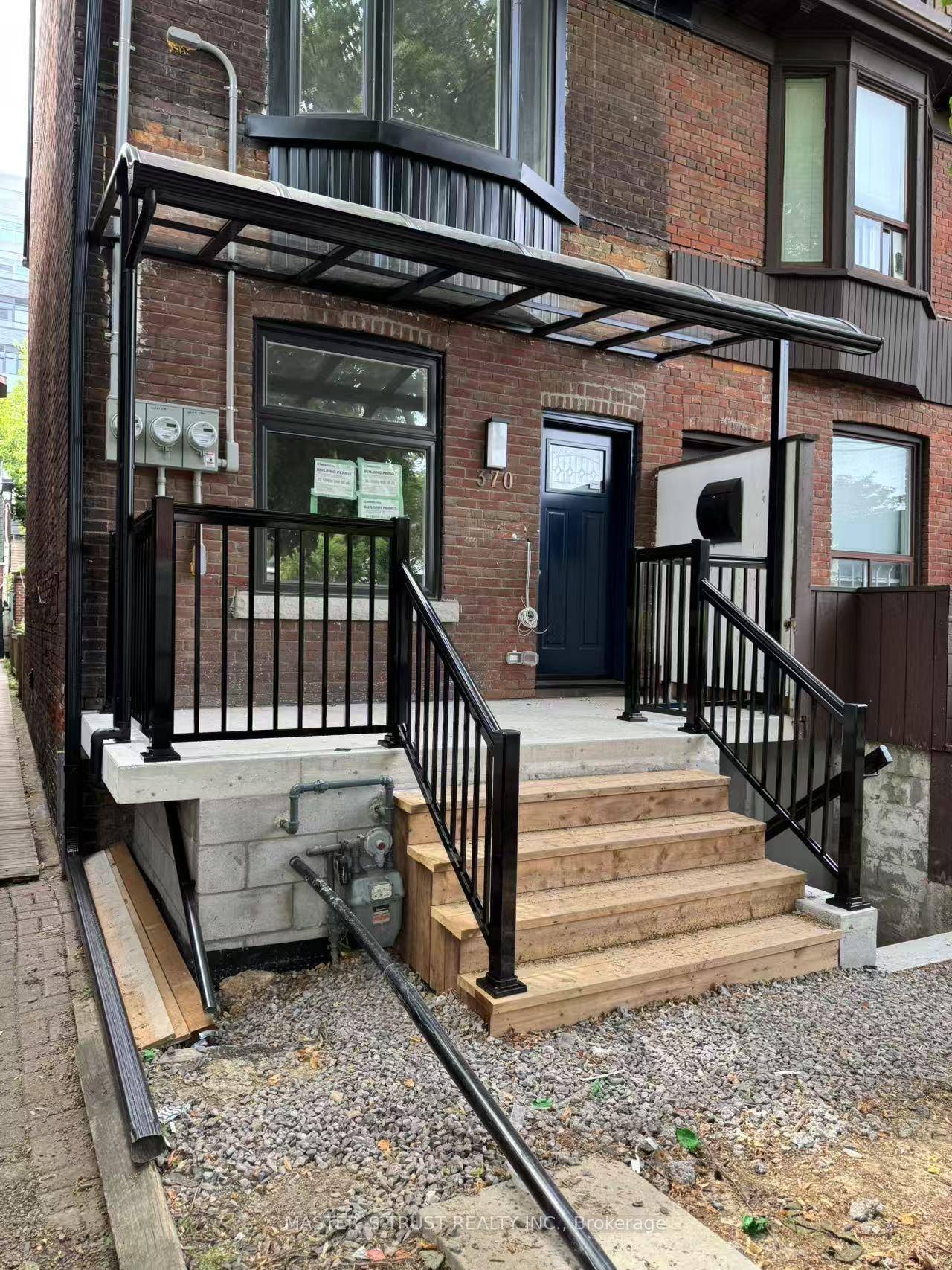 Location ! close to Bloor St, 3 storey house, 2nd floor amp ; 3rd floor for lease, from top to the bottom completely renovated, total 4 bedrooms, 2 bedrooms on ...
