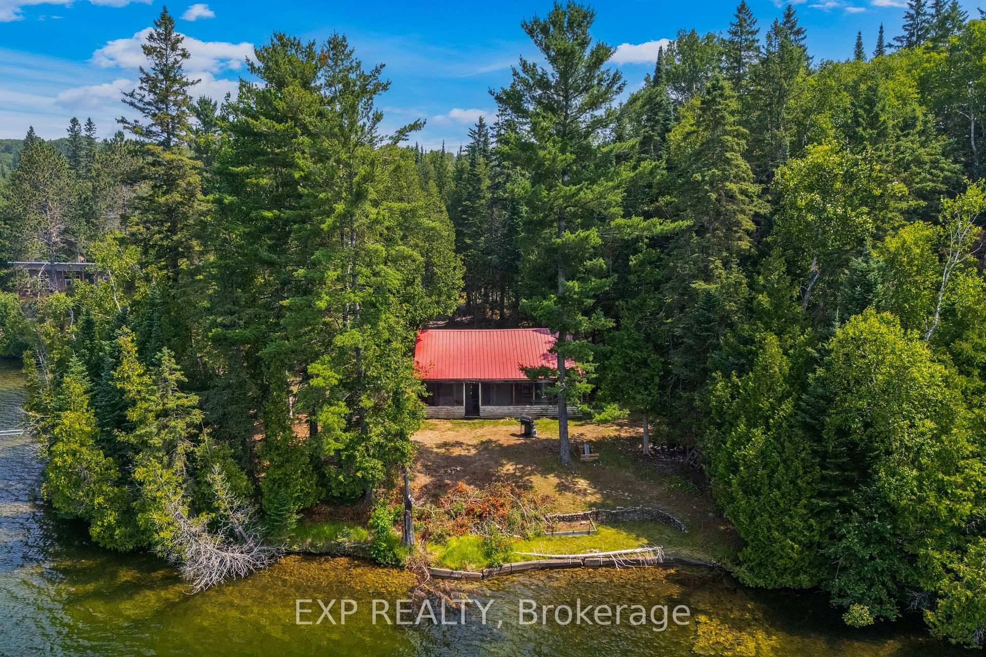 Charming Waterfront Cottage on Lorwell Lake Your Perfect Summer Retreat !