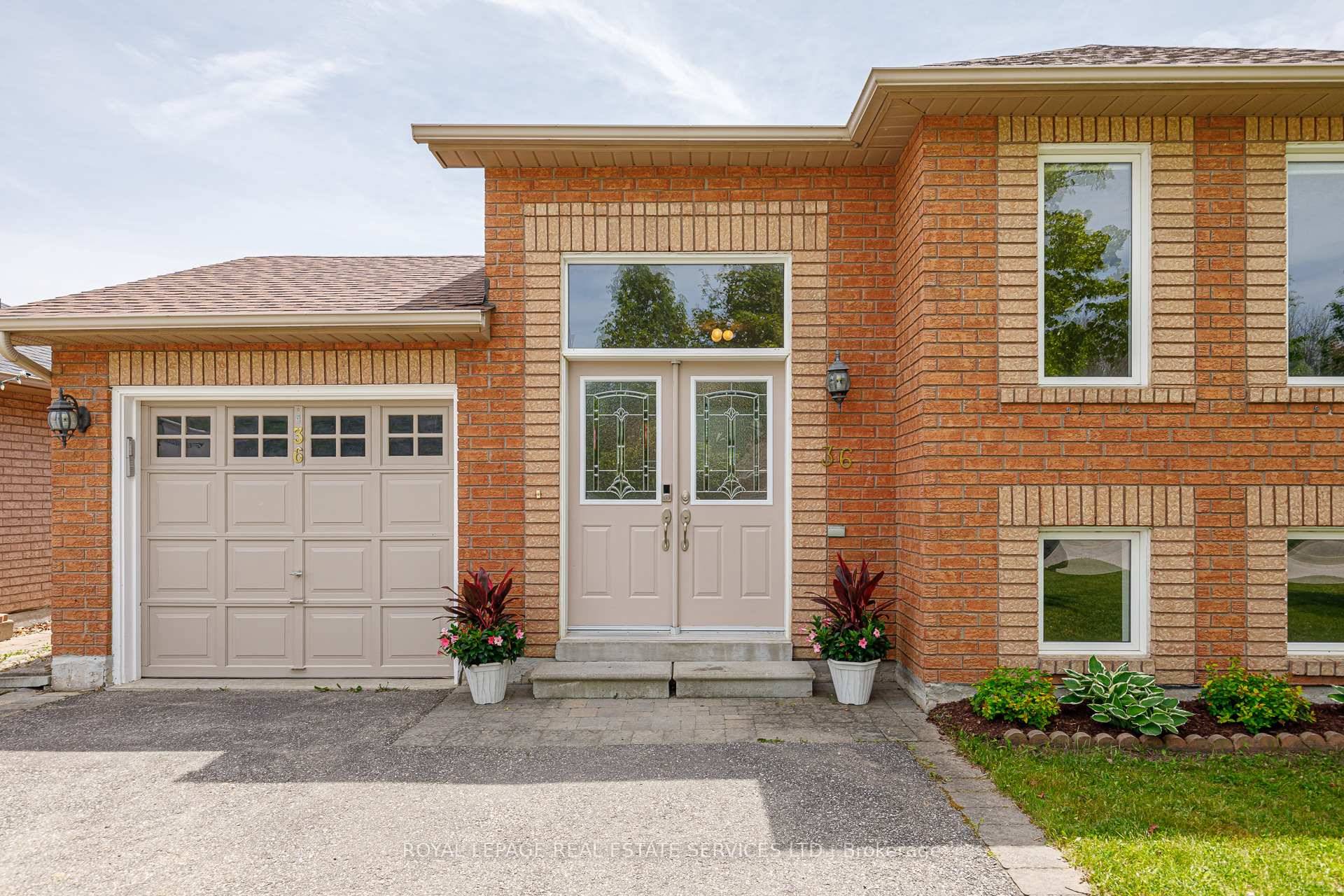 Beautifully Renovated Raised Bungalow In Collingwood's Desirable West End, Offering Over 1, 600 Sq Ft Of Finished Living Space, Perfect For Couples Or Small Families.