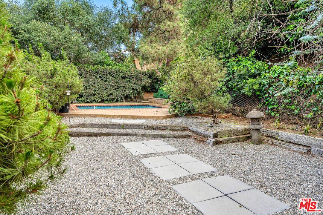 2557   Laurel Pass 4BR Hollywood Hills East La