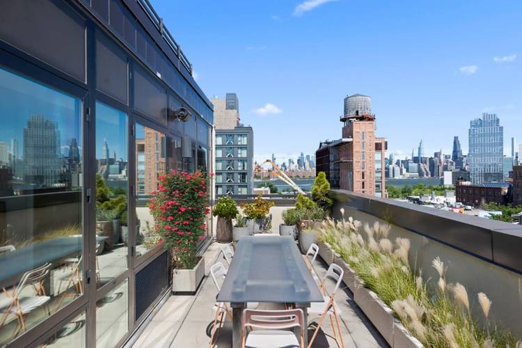 Welcome to your dream penthouse in prime Williamsburg 2 bed 2 bath with views of Manhattan, Downtown Brooklyn and the East River.