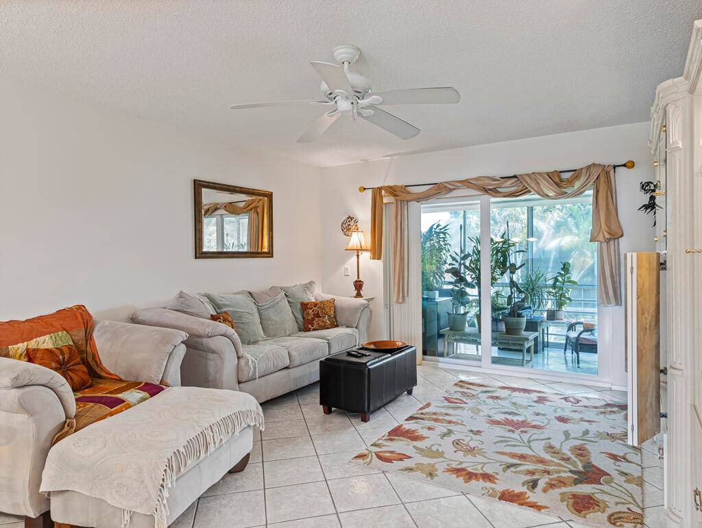 Fantastic 2 bedroom 2 bathroom condo in Greenway Village South.