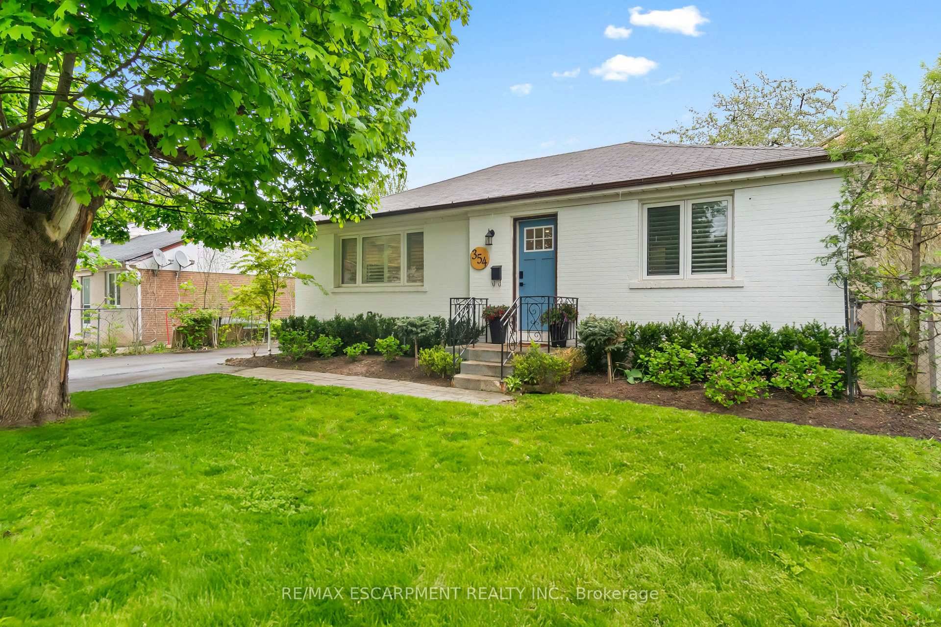 Stylish Renovated Bungalow in the Heart of Kerr Village !