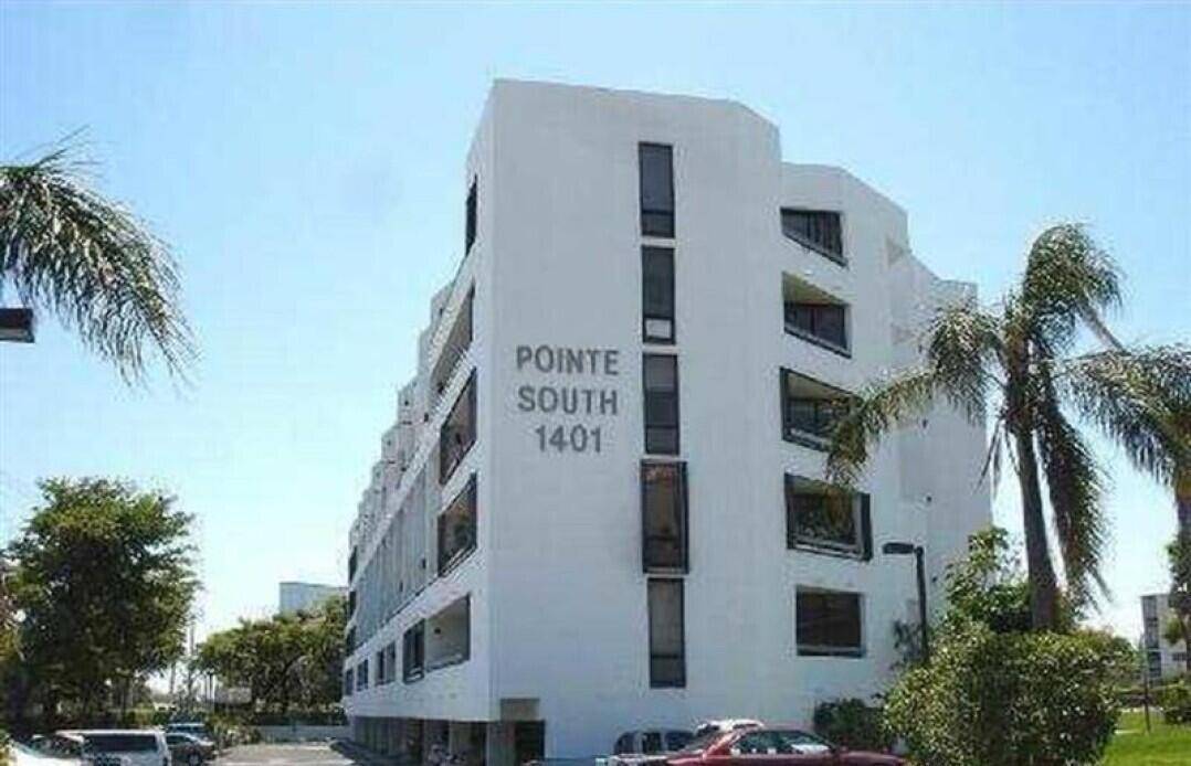 Beautifully renovated spacious condo in fantastic Boca Raton location.