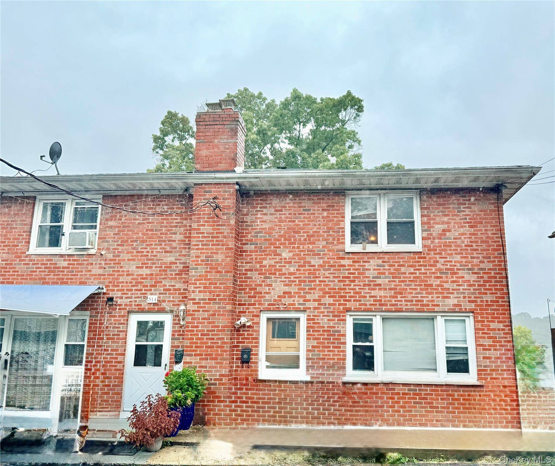 Wonderful 4 bedrooms duplex conveniently located to parks and major highways.
