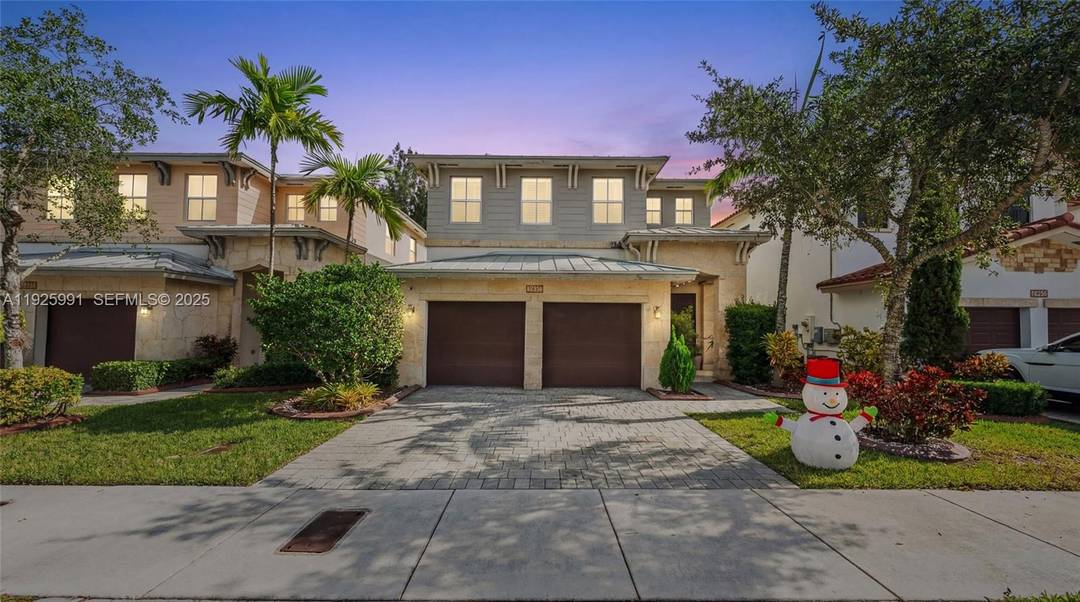 Stunning 4BD 4BA Single Family Home in gated Vintage Estates, Doral.