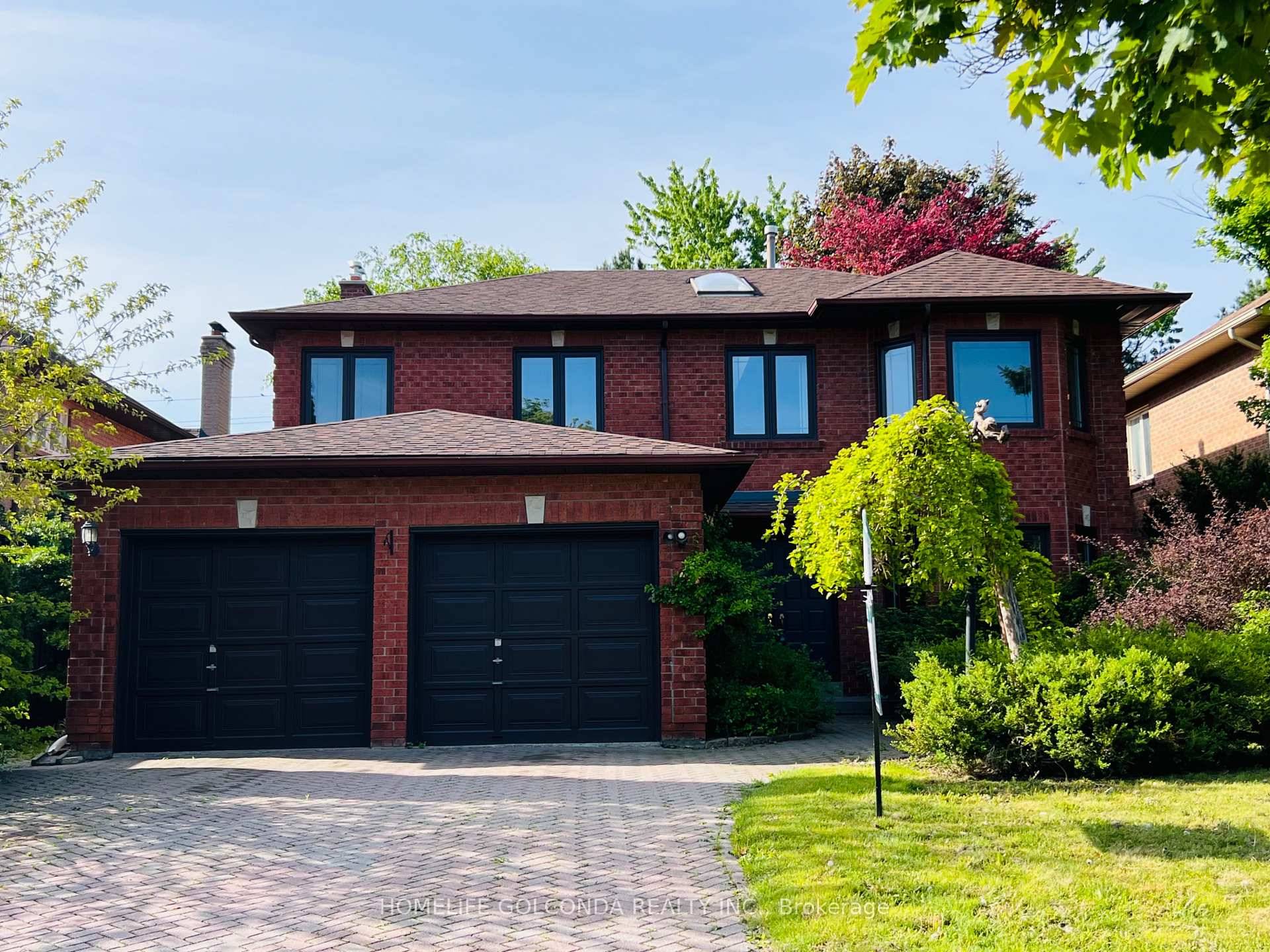 Bright nature sun filled home in Observatory community surrounded by multi million dollar homes in the center of Richmond Hill.